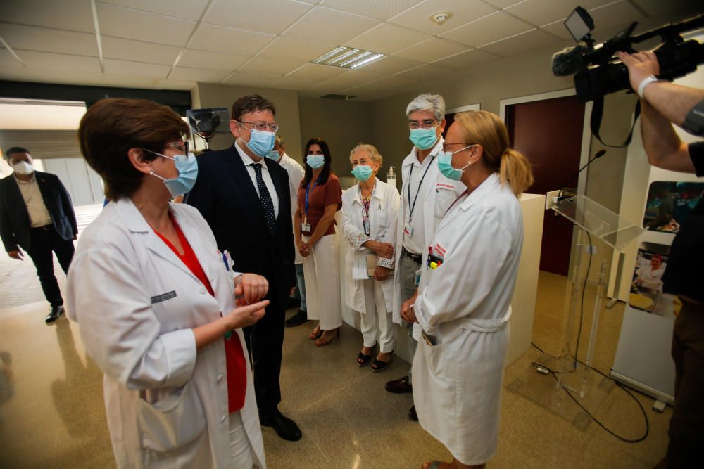 Ximo Puig y Ana Barceló visitan el COVID-ROBOT en el hospital La Fe