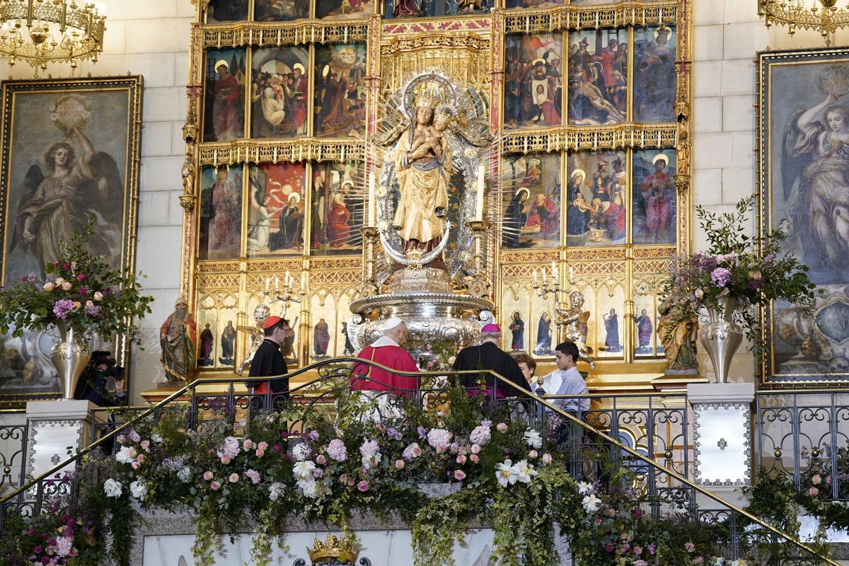 El Papa León XIV durante la oración y homenaje a la Virgen de la Almudena, en la Catedral de Santa María de la Almudena.