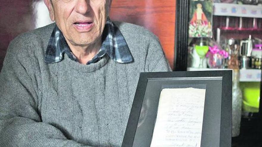 Arcadio Fernández Pérez muestra el mensaje de la norteamericana Roberta Danzansky en su casa de Cudillero.