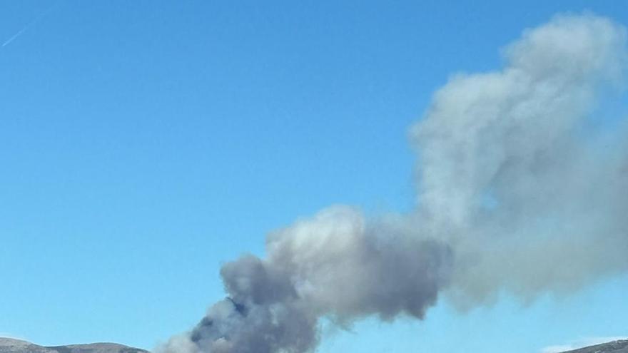 Declarado un incendio forestal en Piornal mientras queda estabilizado el de Losar de la Vera
