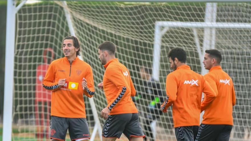 Los jugadores del Elche entrenando en el campo Díez Iborra de la Ciudad Deportiva