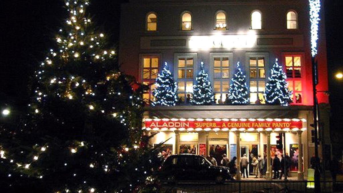 Fachada navideña del teatro Old Vic de Londres