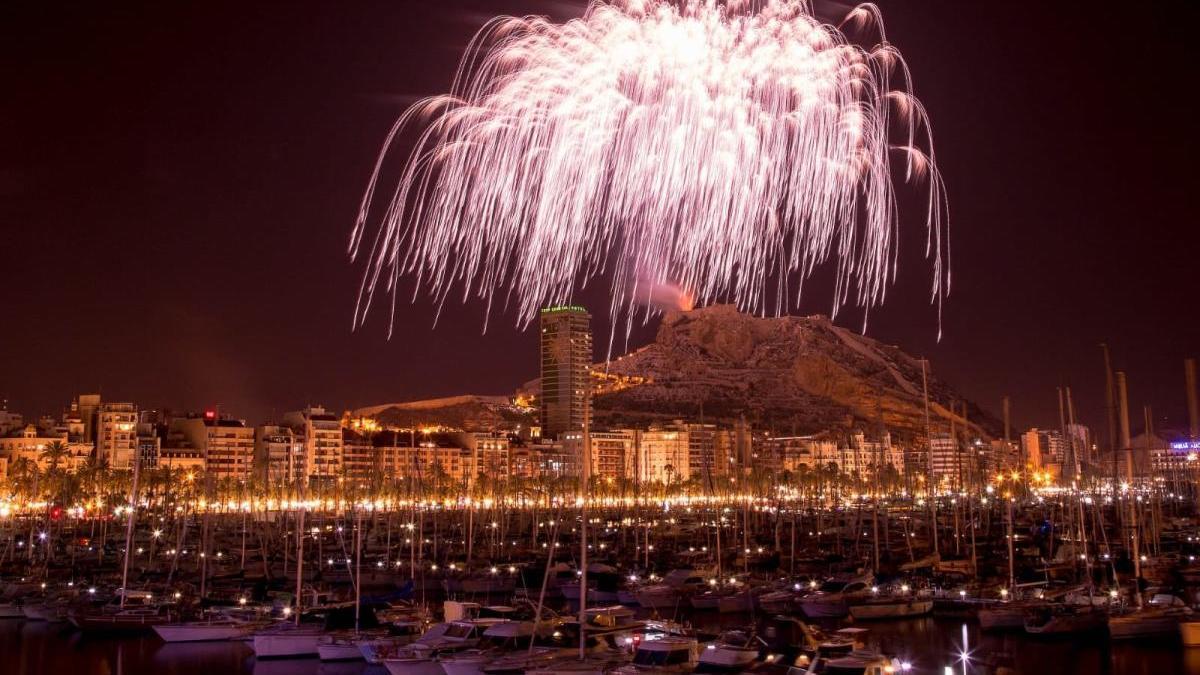 La palmera de la noche de Sant Joan desde el Benacantil