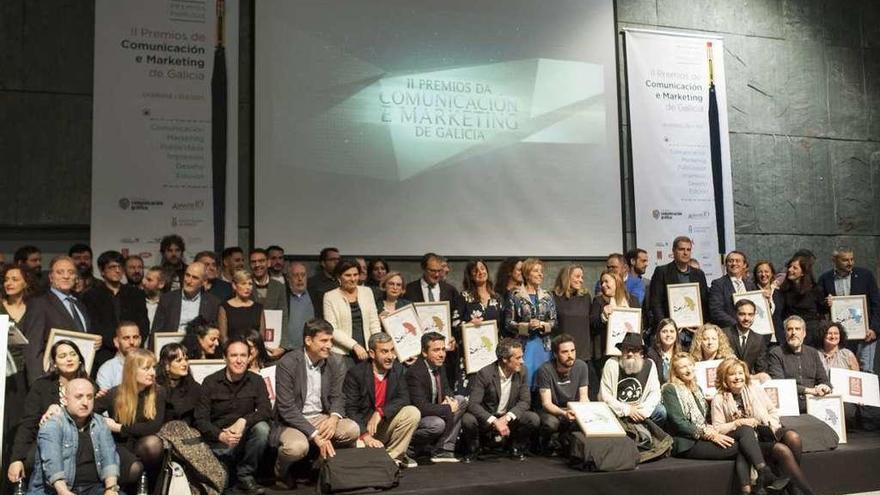 Foto de familia de los galardonados con los II Premios Paraguas de Comunicación. // Brais Lorenzo