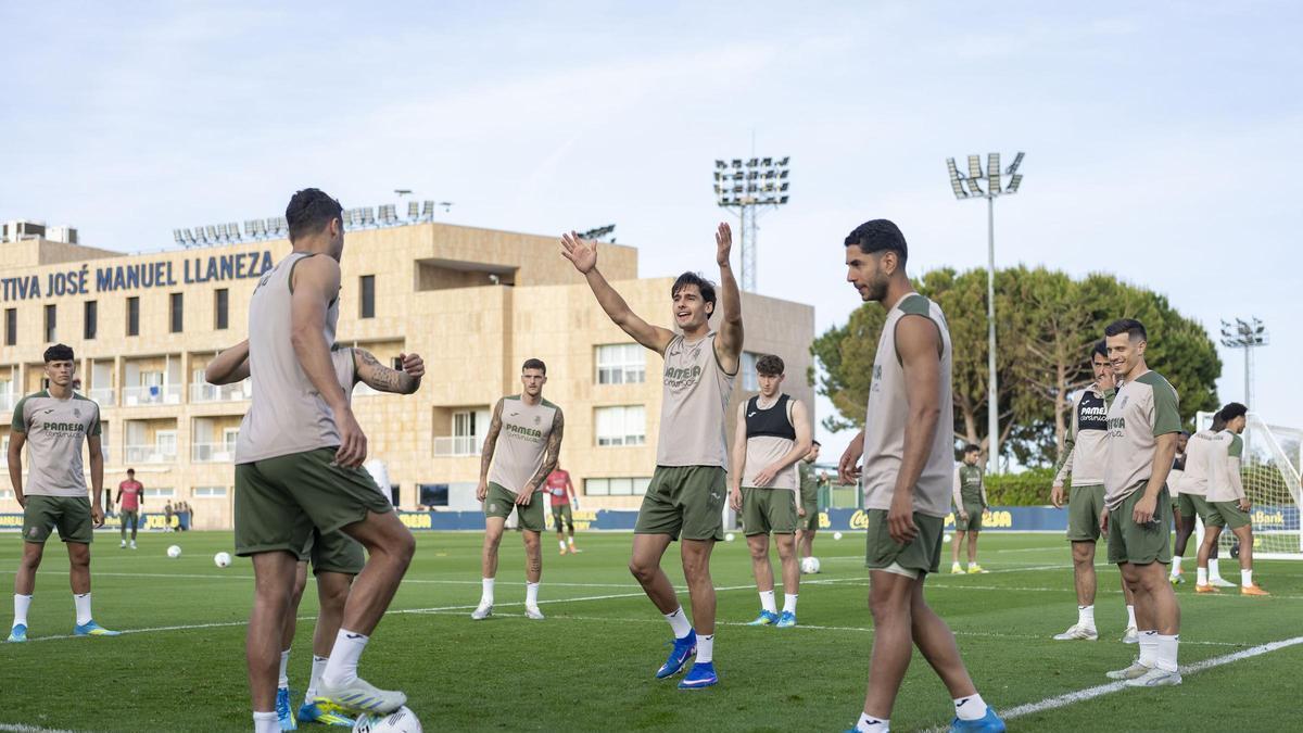 Un punto separa al Villarreal de la Champions: recibe al Levante en un derbi con urgencias opuestas