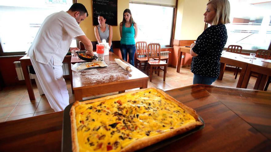 Taller de recetas de cocina casera impartido en la comarca del Deza // Bernabé/Gutier