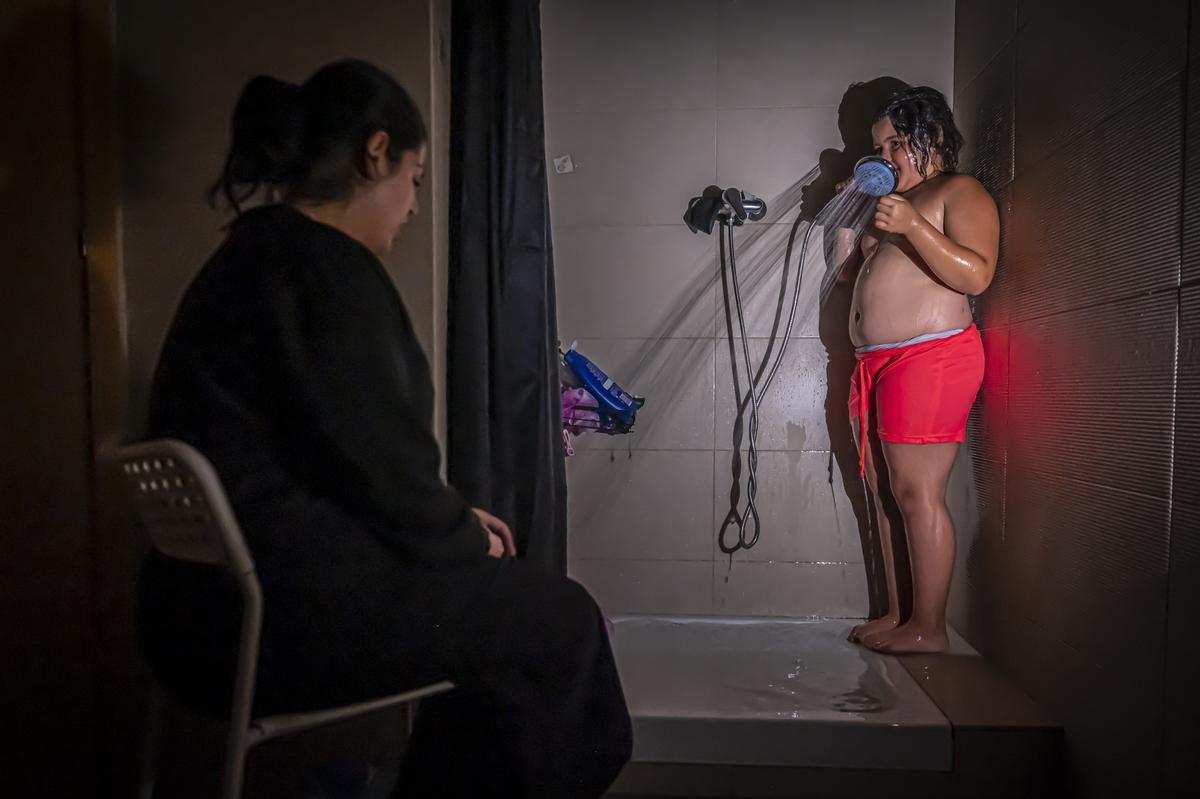 Una rutina que tranquiliza a la hija con autismo de Sani Badani es la ducha