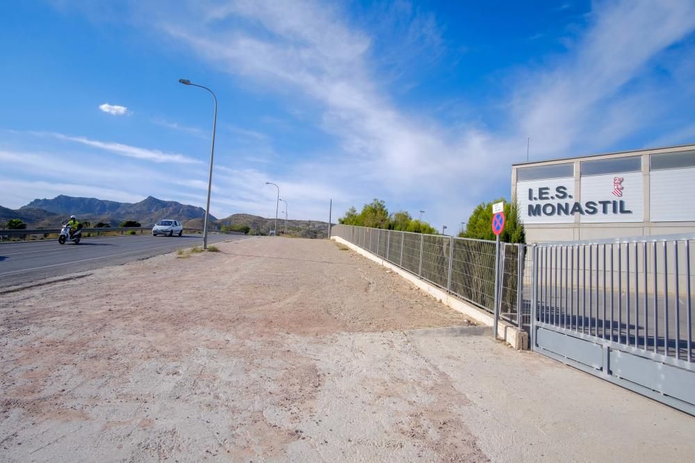 Las grandes dimensiones de algunos de los monumentos que arderán el domingo obligan a iniciar el miércoles los trabajos para ponerlos en pie