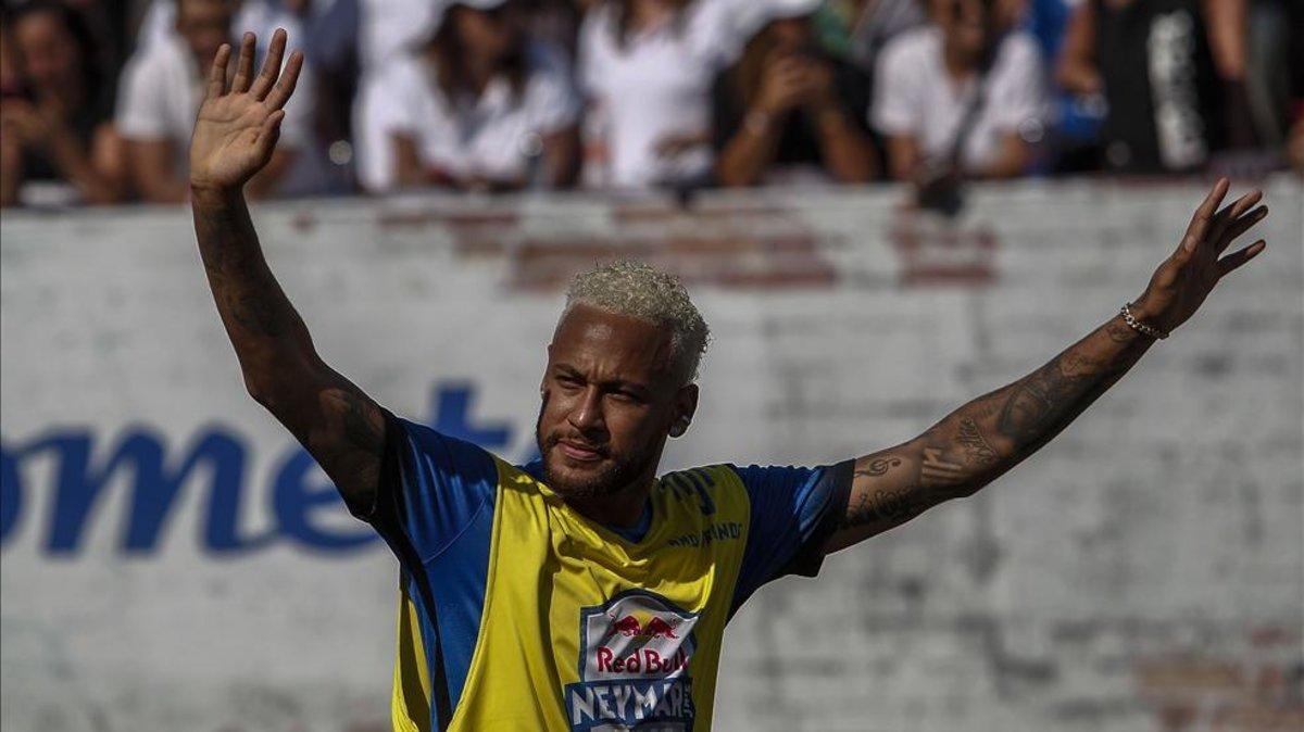 Neymar, disputando un partididlo en Brasil en un acto de su Fundaciòn