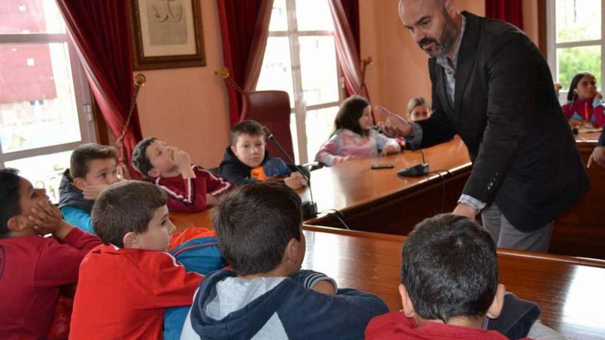 Félix Juncal se dirige a algunos de los alumnos en el salón de plenos de Bueu. // Fdv