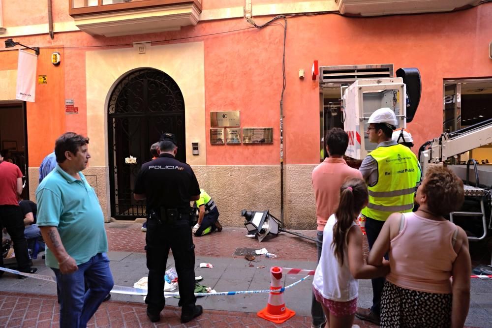 Un niño herido al caerle una farola en la calle Sant Miquel