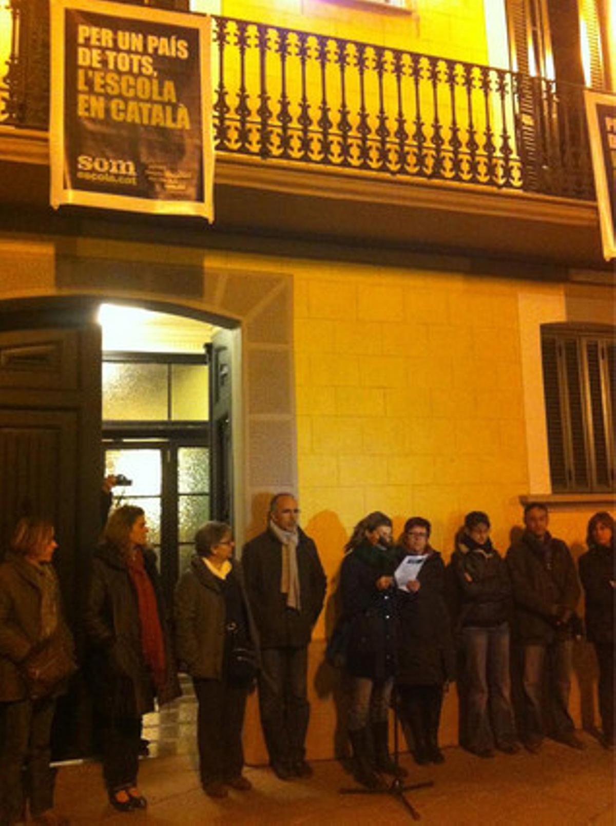 A Torelló (Osona) també es van reunir veïns del municipi a favor del català a l’ensenyament i van llegir un manifest davant l’ajuntament.