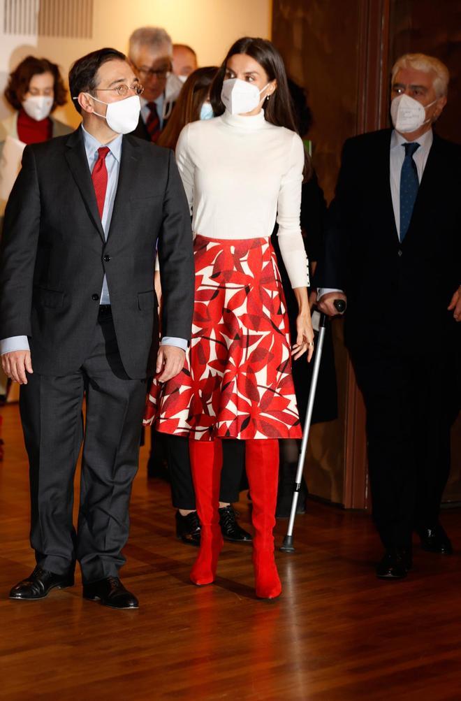 El look de la reina Letizia con jersey de cuello alto, falda de flores de Carolina Herrera y botas mosqueteras de Magrit