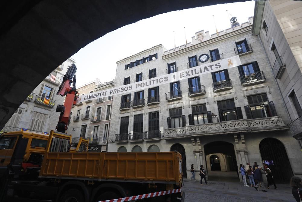 Pengen la pancarta en suport dels presos davant de l'Ajuntament de Girona