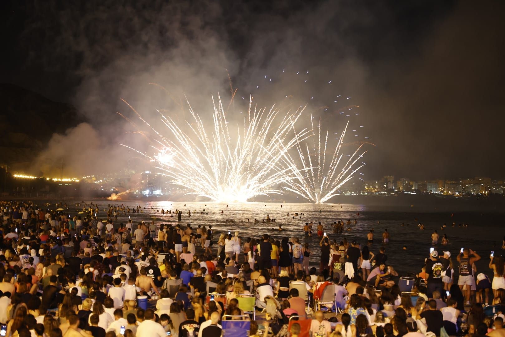 Tercer día de fuegos en la playa del Cocó de Alicante