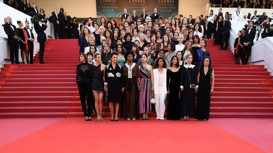 Las mujeres seleccionadas para competir por la Palma de Oro posan en Cannes.