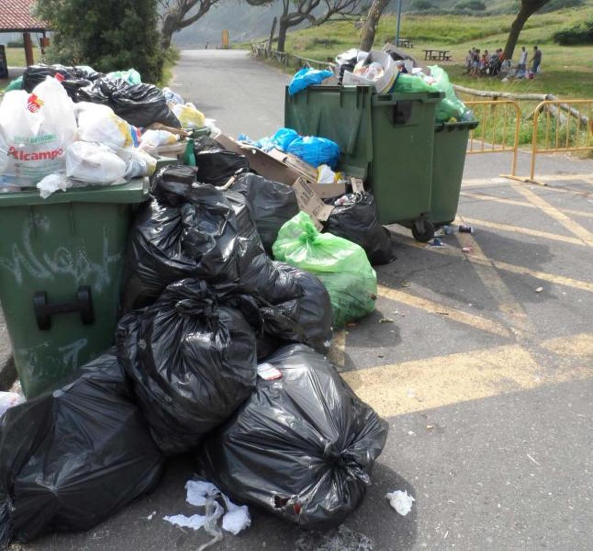 Mientras Candás se pone guapa, Perlora rebosa basura