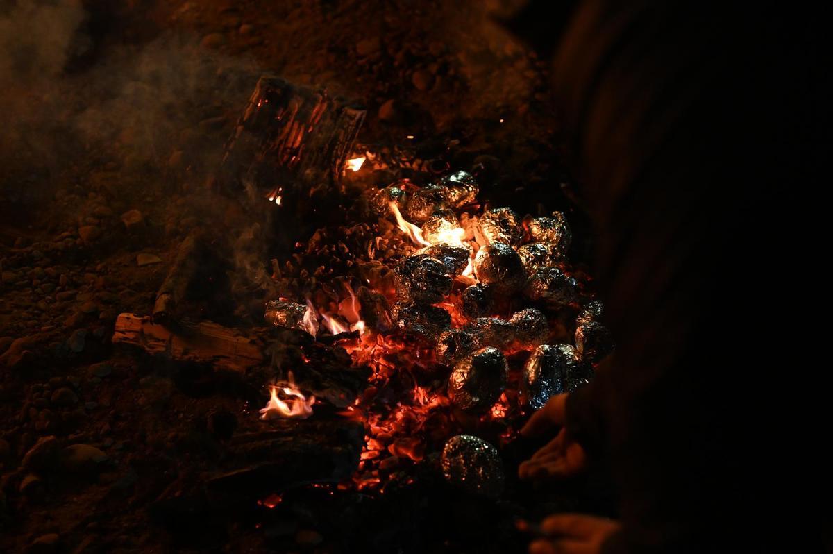 En imágenes | Los barrios de Casablanca y San Juan de Mozarrifar prenden sus hogueras de San Antón