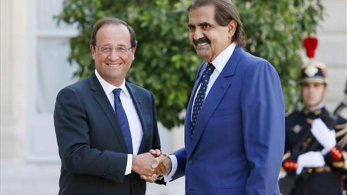 François Hollande con el emir de Catar, Sheikh Hamad bin Khalifa Al-Thani, el pasado agosto.