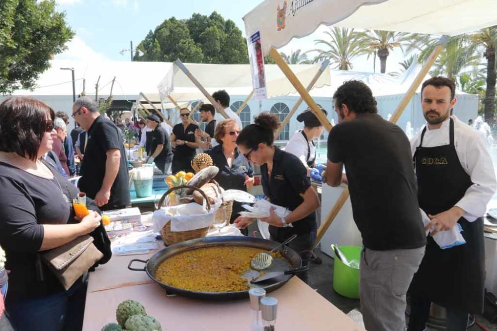 Centenares de comensales pasaron por el Passeig de ses Fonts para probar alguna de las exquisiteces cocinadas con pescado o marisco