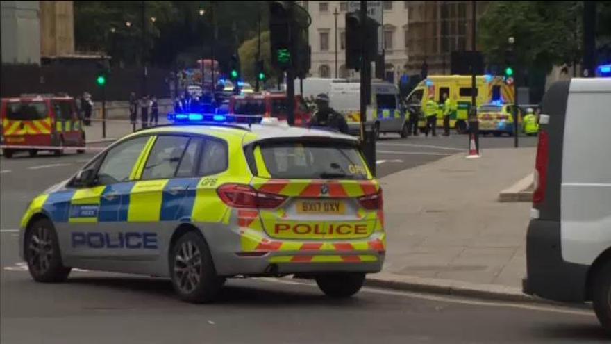 Detenido un hombre tras estrellar su coche contra las barreras del Parlamento británico
