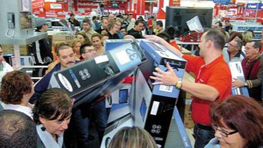 Clientes se agolpan en la tienda de Media Markt en la capital grancanaria.