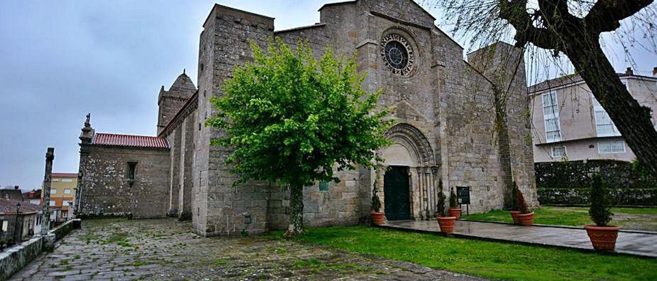 Vista exterior actual de la excolegiata de Baiona.