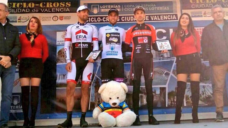 Felipe Orts, en el podio, con el maillot de campeón de la Copa de España de ciclocross