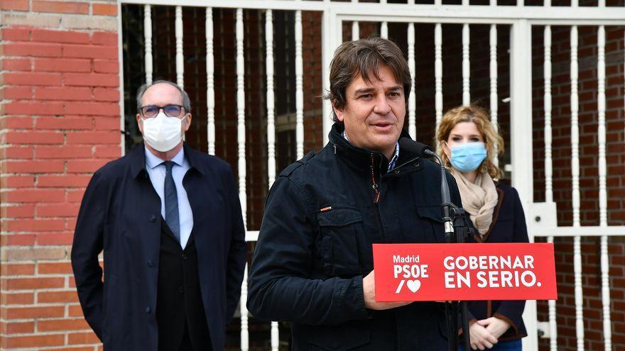 El alcalde de Fuenlabrada, Javier Ayala, durante un mitin de precampaña de las autonómicas del 4-M, junto al candidato, Ángel Gabilondo, y su número dos, Hana Jalloul.