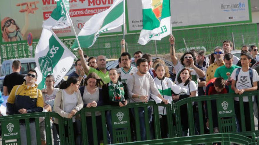 La afición del Elche celebra con tracas la dimisión de Sepulcre