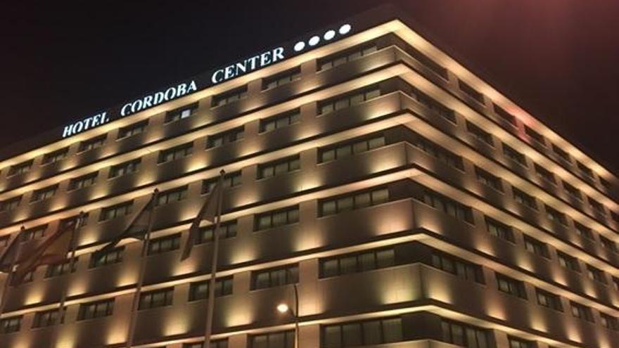 El Hotel Córdoba Center se tiñe de amarillo en solidaridad con las enfermedades raras