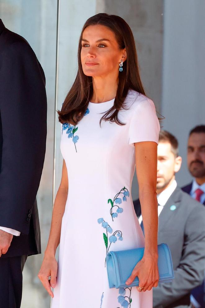 La reina Letizia estrena vestido de Carolina Herrera para su compromiso con el emir de Catar