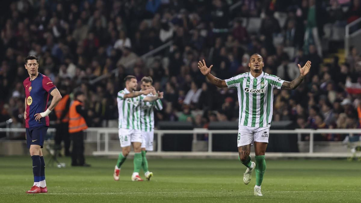 Natan celebra un gol con el Betis al Barça en un partido de Liga