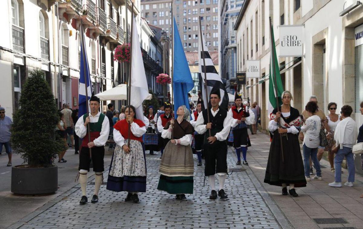 El desfile, a su paso por Rui Pérez.