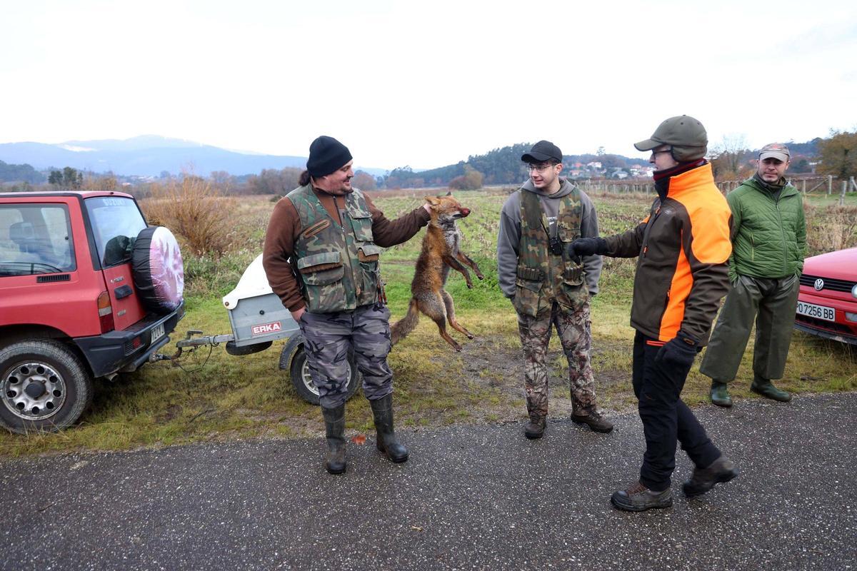 Una cuadrilla de cazadores de Portas, tras abatir a un zorro.