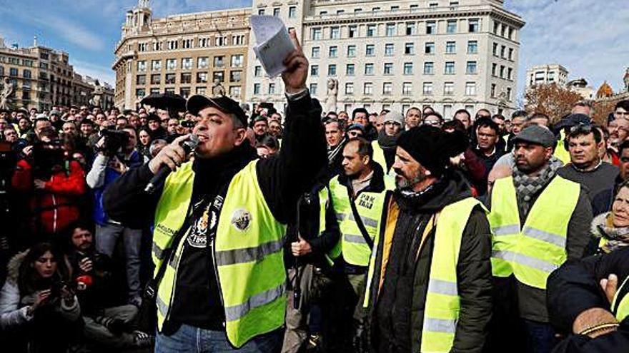 Un moment de l&#039;assemblea de taxistes a la plaça de Catalunya de Barcelona, ahir