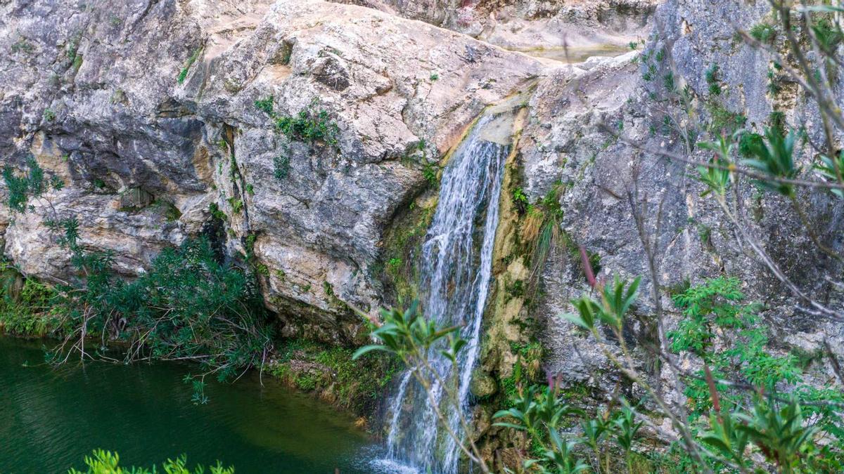 El Barranco de la Encantada es una ruta circular entre pozas, cascadas y gargantas por donde pasa el agua.