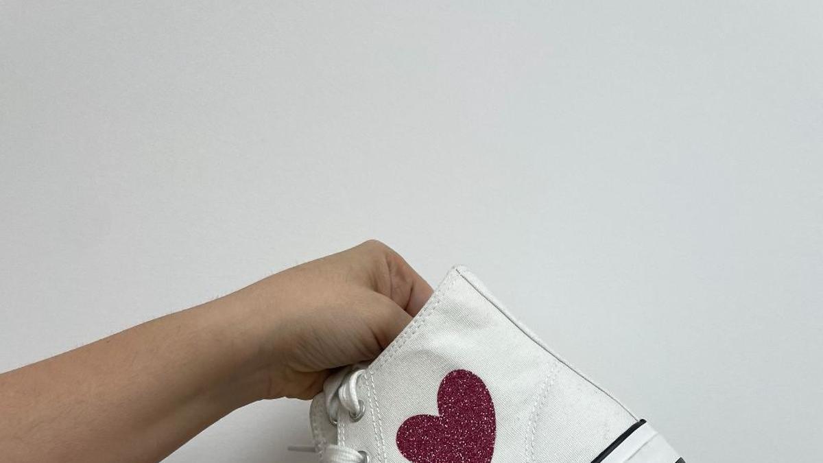 Zapatillas con corazón de brilli brilli hechas con Cricut