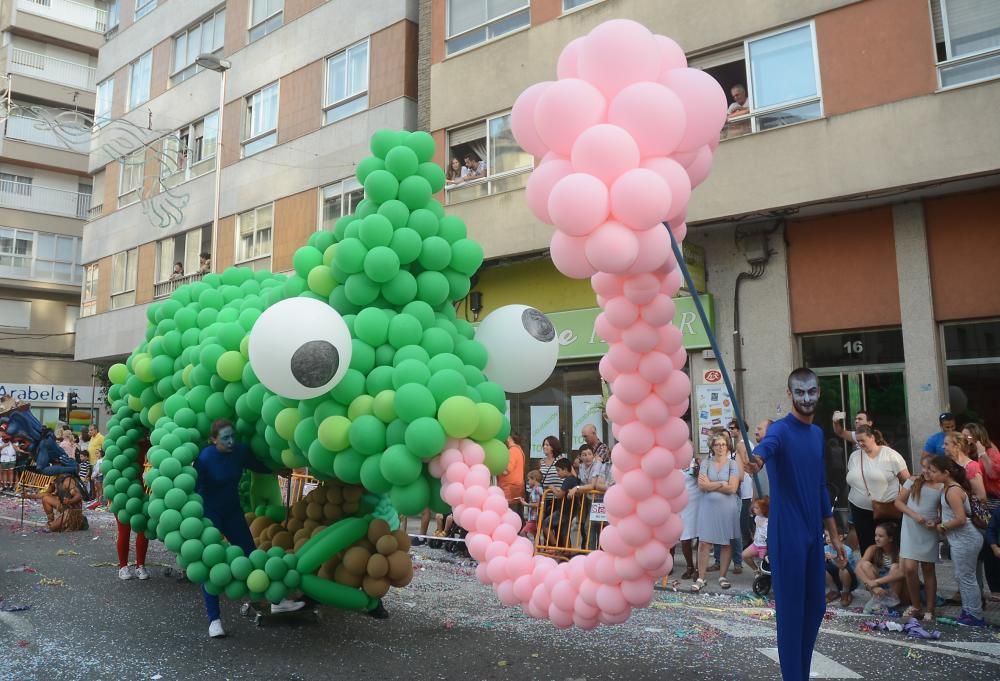 Carrozas y serpentinas llenan de color las calles de Pontevedra - La Bella y la Bestia y los Minnions, protagonistas de una Batalla de Flores que contó con la presencia de numeroso público