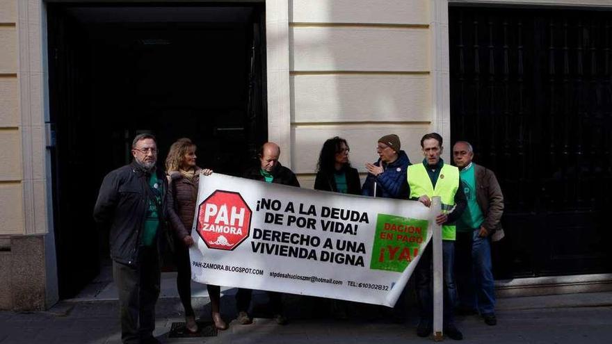 Varios miembros de la PAH frente a la puerta de los juzgados.