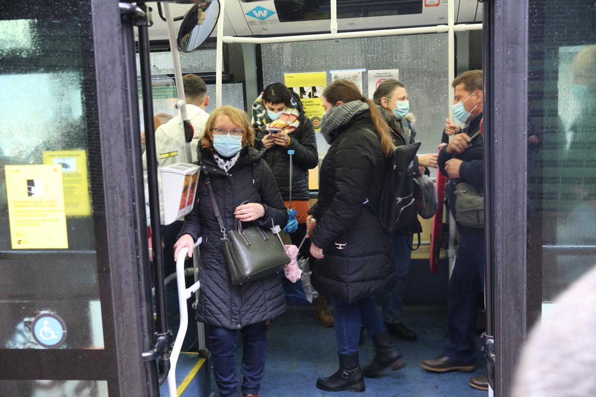 Último día de la mascarilla obligatoria en el transporte público