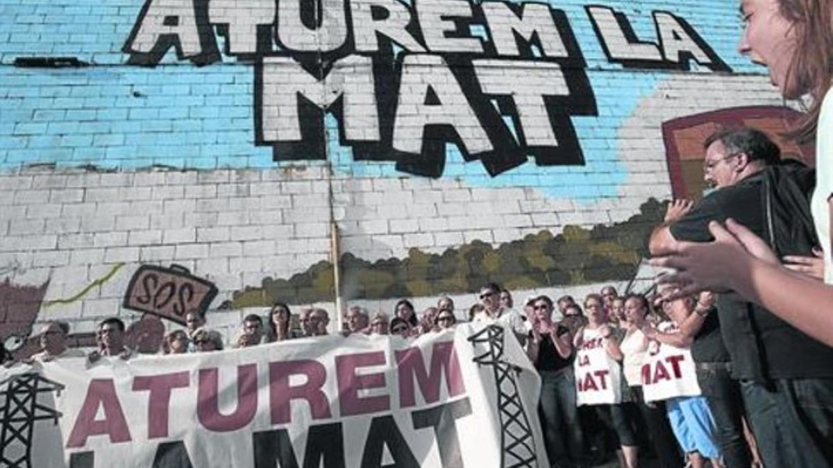 Manifestación contra la construcción de la MAT en Santa Coloma de Gramenet, en julio del 2012.