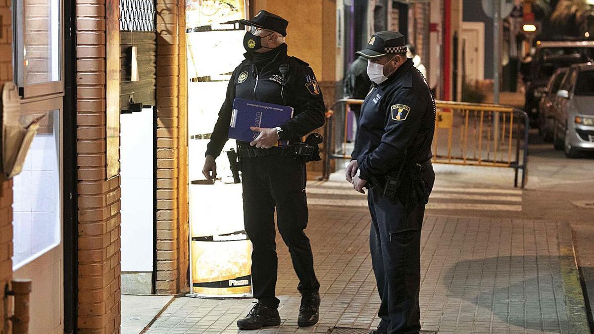 Una patrulla de policías, en labores de vigilancia por el  Port de Sagunt. | DANIEL TORTAJADA