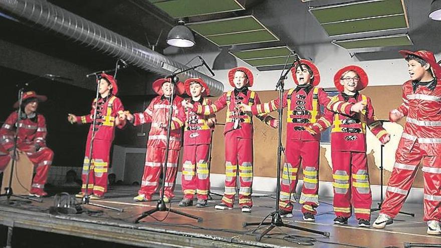 Las comparsas infantiles se suben al escenario en Fuente del Maestre