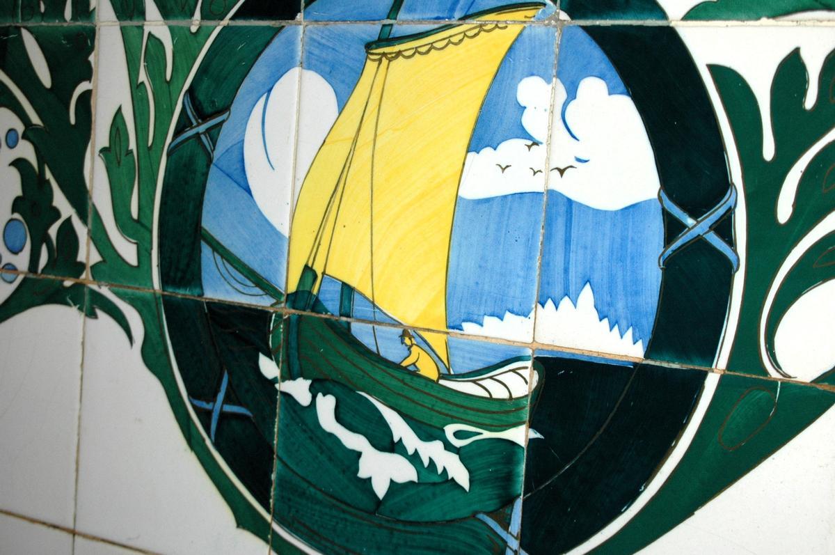 Un ejemplo de los azulejos "Cartuja" en el interior del faro de Ons.