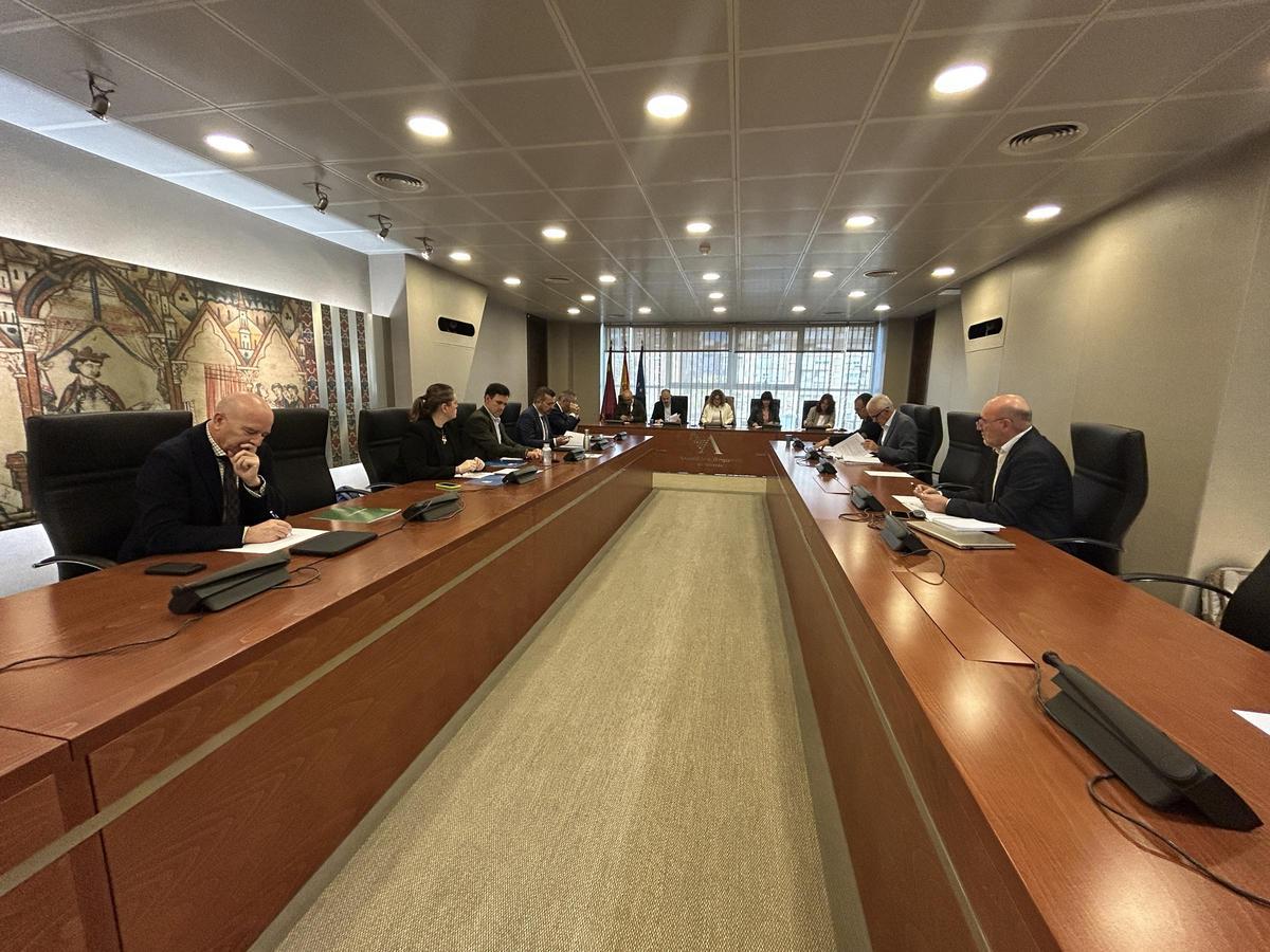 La primera sesión de la Comisión del Trasvase contó con la presencia del presidente del Scrats, Lucas Jiménez.