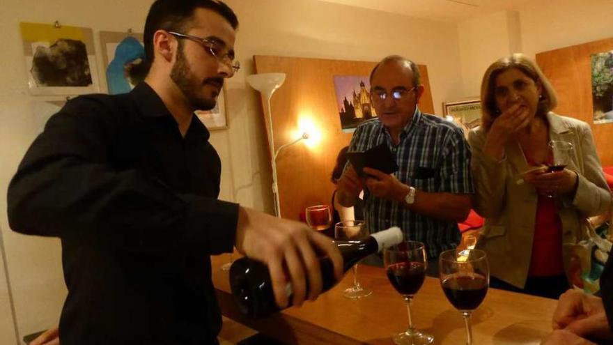 Dos asistentes participan en una cata de vinos de Castilla y León.