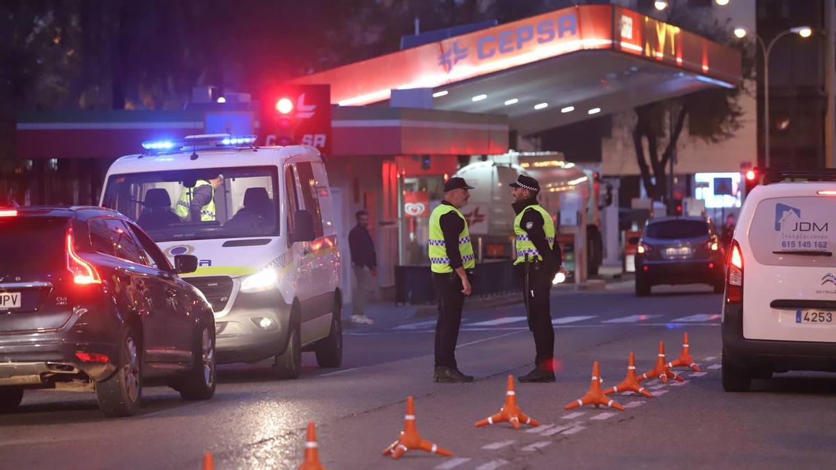 Control de la Policía Local de Córdoba en el entorno de la Plaza de Colón, este lunes.