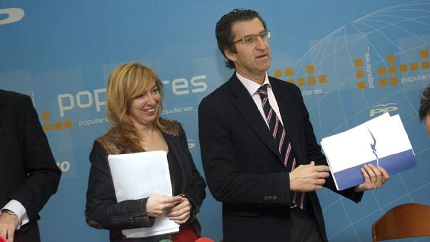 La concejala Lucía Molares y el presidente del PP, Alberto Núñez Feijóo, en la sede del partido en Vigo.