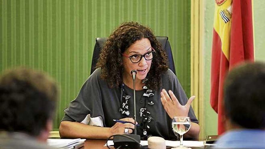 La consellera Cladera durante su intervención de ayer en el Parlament.